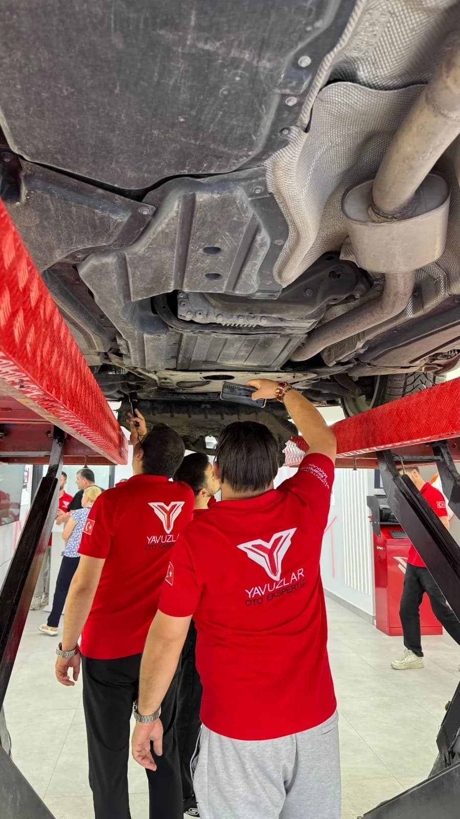 Yavuzlar oto ekspertiz istasyonu — lift altında şasi ve alt takım detay kontrolü