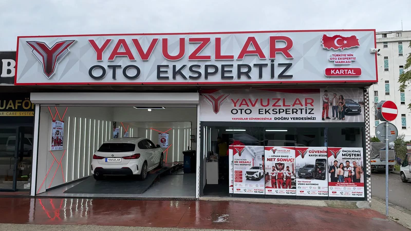 Kartal Oto Ekspertiz — Cevizli'deki Yavuzlar istasyonunun tabelası ve ekspertiz hattı girişi